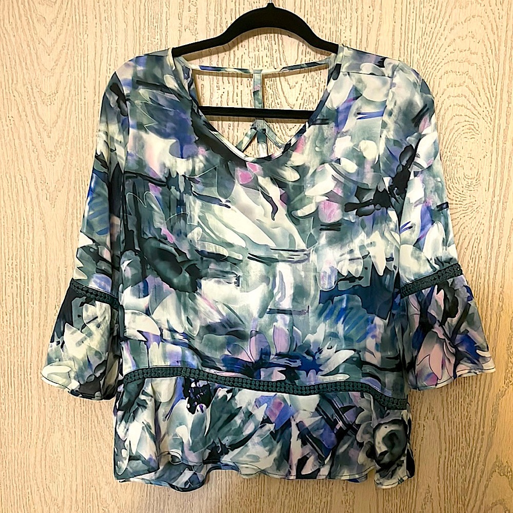 Chic top with awesome back! Check it out! - SIZE: XL